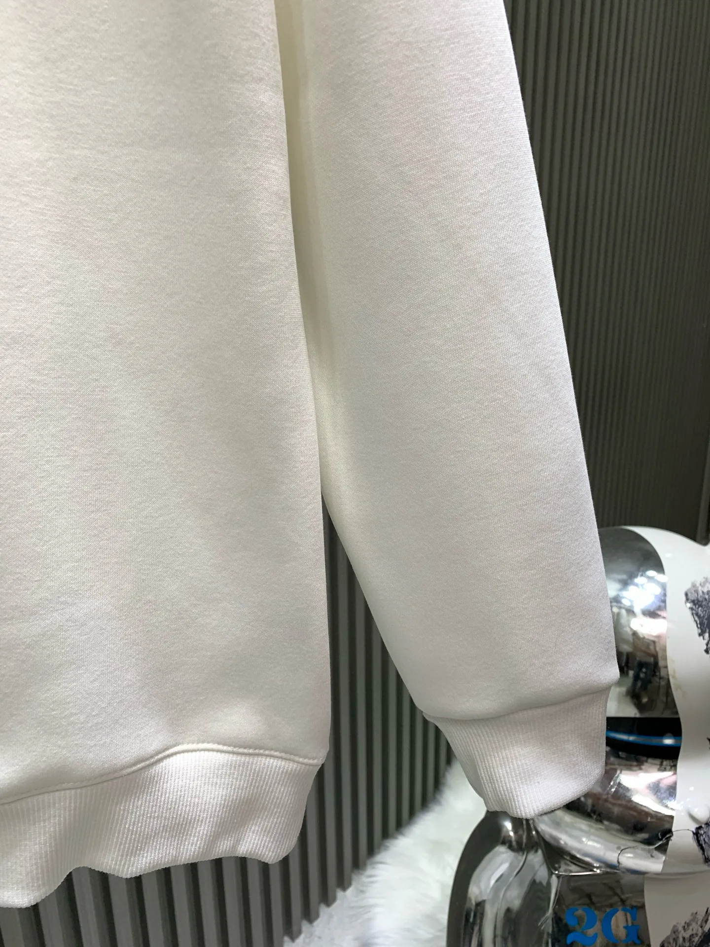 🅿️250 🀄️ Louis Vuitton "LOUIS VUITTON Louis Vuitton" 255SS classic round neck sweatshirt 400 grams pure cotton ➕ silver fox velvet Customized fabric 400 grams large terry high weight 100% pure cotton Double needle stitching cross-stitching technology Matching the same cylinder 1x1 tight high weight thread Threads have width Same style for men and women Official website details are consistent Three standards are complete Differentiate between market currencies and feel free to compare OS versions. Can be worn up to 220 pounds without any pressure. The upper body is comfortable and stylish.